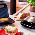 Sanduicheira e Grill Elétrica 750W Lanches Dupla Antiaderente Preta Inox Amvox AMS 500 BLACK