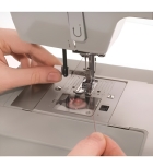 Máquina de costura reta Singer Facilita Pro 4423 portátil - cinza