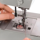 Máquina de costura reta Singer Facilita Pro 4423 portátil - cinza