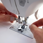 Máquina De Costura Eletrônica Singer C5605 Cor Branco