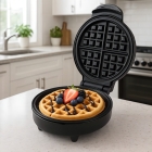 Waffleira Elétrica Tomate Potência 1000w Rápida Fácil Cor Preto